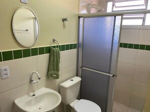 Studio | Salle de bain | Douche, serviettes fournies, savon, shampooing