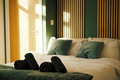 5 Min Walk to City! Stadium View 3 Bed Apartment