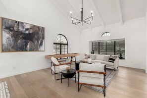 Interior - Spacious 4-bedroom House in Uptown/Central Corridor with WiFi, Pool, Ping-pong. (Phoenix)