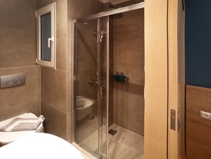 Douche, sèche-cheveux, serviettes fournies, savon