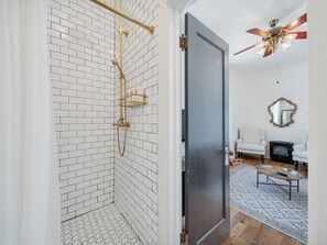 Regadera, secadora de cabello, toallas, jabón 