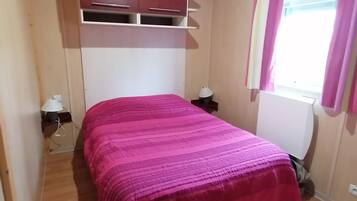 2 bedrooms, iron/ironing board, travel crib