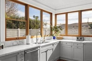 Fridge, microwave, oven, stovetop - Le Grande Suite at Twin Palms (Ventura)