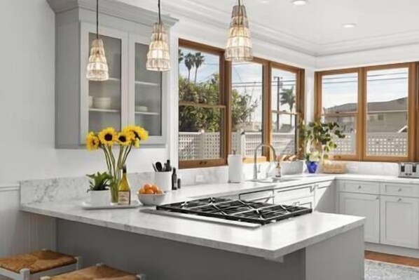 Een koelkast, een oven, een kookplaat, een vaatwasser