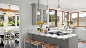 Fridge, oven, stovetop, dishwasher