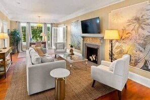 TV - Le Grande Suite at Twin Palms (Ventura)