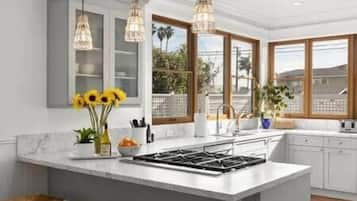 Réfrigérateur, four à micro-ondes, un four, surface de cuisson