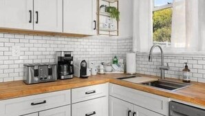 Cafetière-théière, réfrigérateur, four à micro-ondes, un four