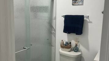 Hårføner, håndklær, såpe og toalettpapir