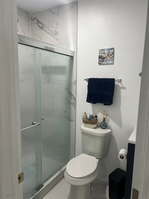 ヘアドライヤー、タオル 、石鹸、トイレットペーパー