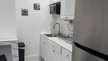 Kjøleskap, mikrobølgeovn, kokeplater og kaffetrakter/tekoker