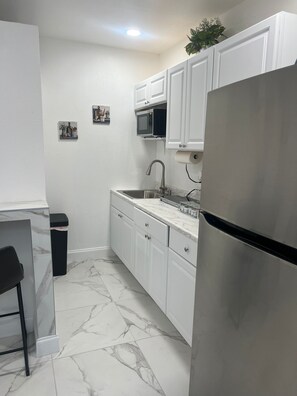 冷蔵庫、電子レンジ、コンロ、コーヒー / ティーメーカー