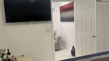 1 soverom, skrivebord, strykejern/-brett og wi-fi