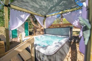 Outdoor spa tub - Desert Oasis Hot Tub Retreat! (Albuquerque)