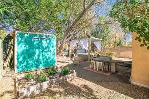 Outdoor dining - Desert Oasis Hot Tub Retreat! (Albuquerque)