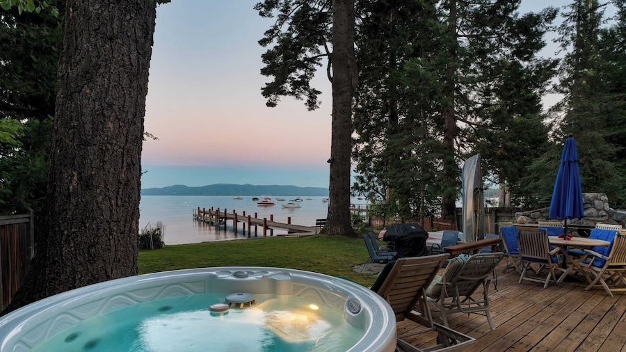 Lakefront Haven by Avantstay Minutes to Ski Resorts Private Dock