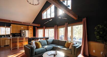 NEW Modern Torch Lake Retreat w/Hidden Speakeasy: Golf Sim/Theater/Hot Tub&Games