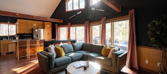 NEW Modern Torch Lake Retreat w/Hidden Speakeasy: Golf Sim/Theater/Hot Tub&Games