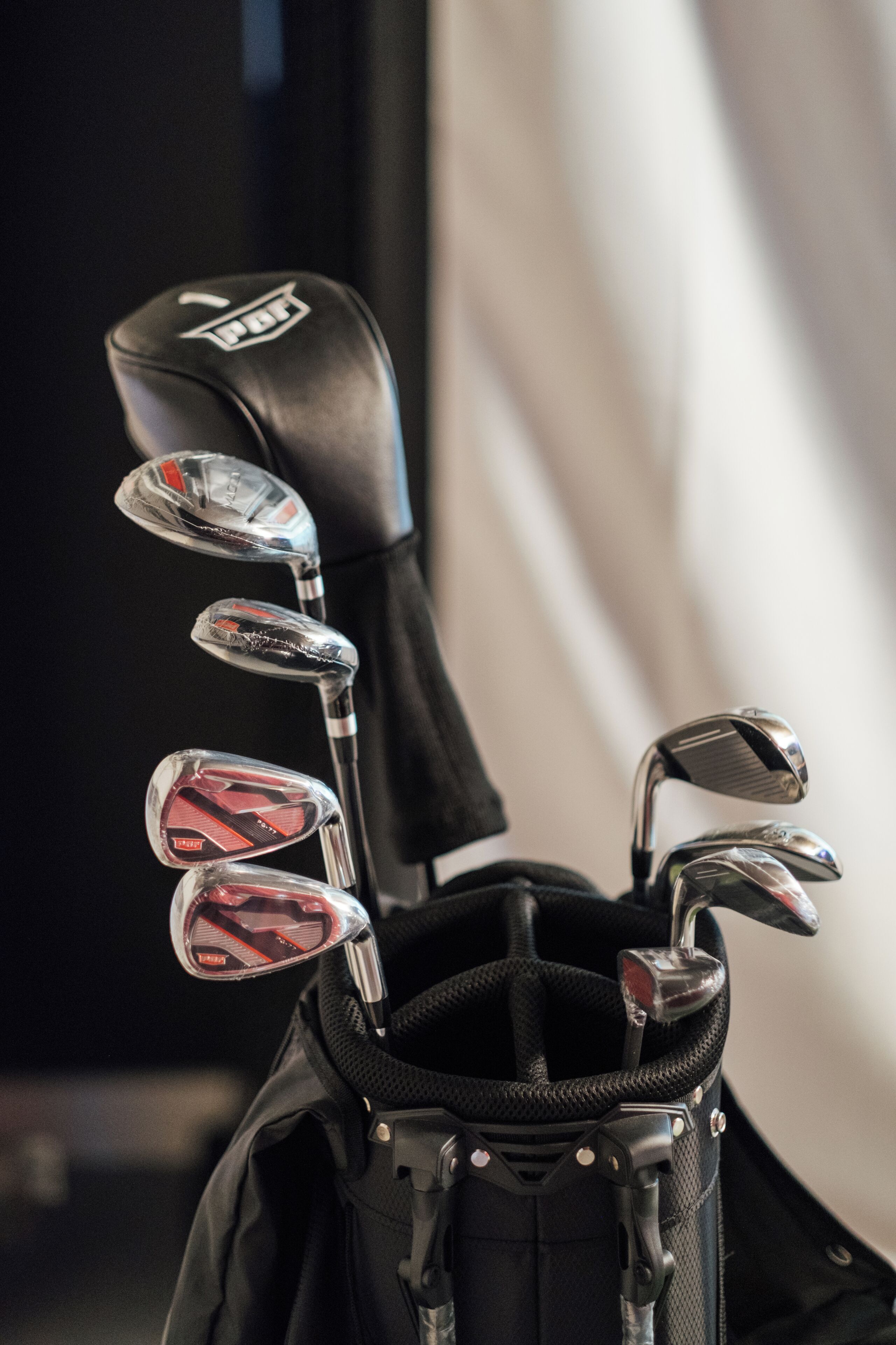 Un sac de golf contenant plusieurs clubs.