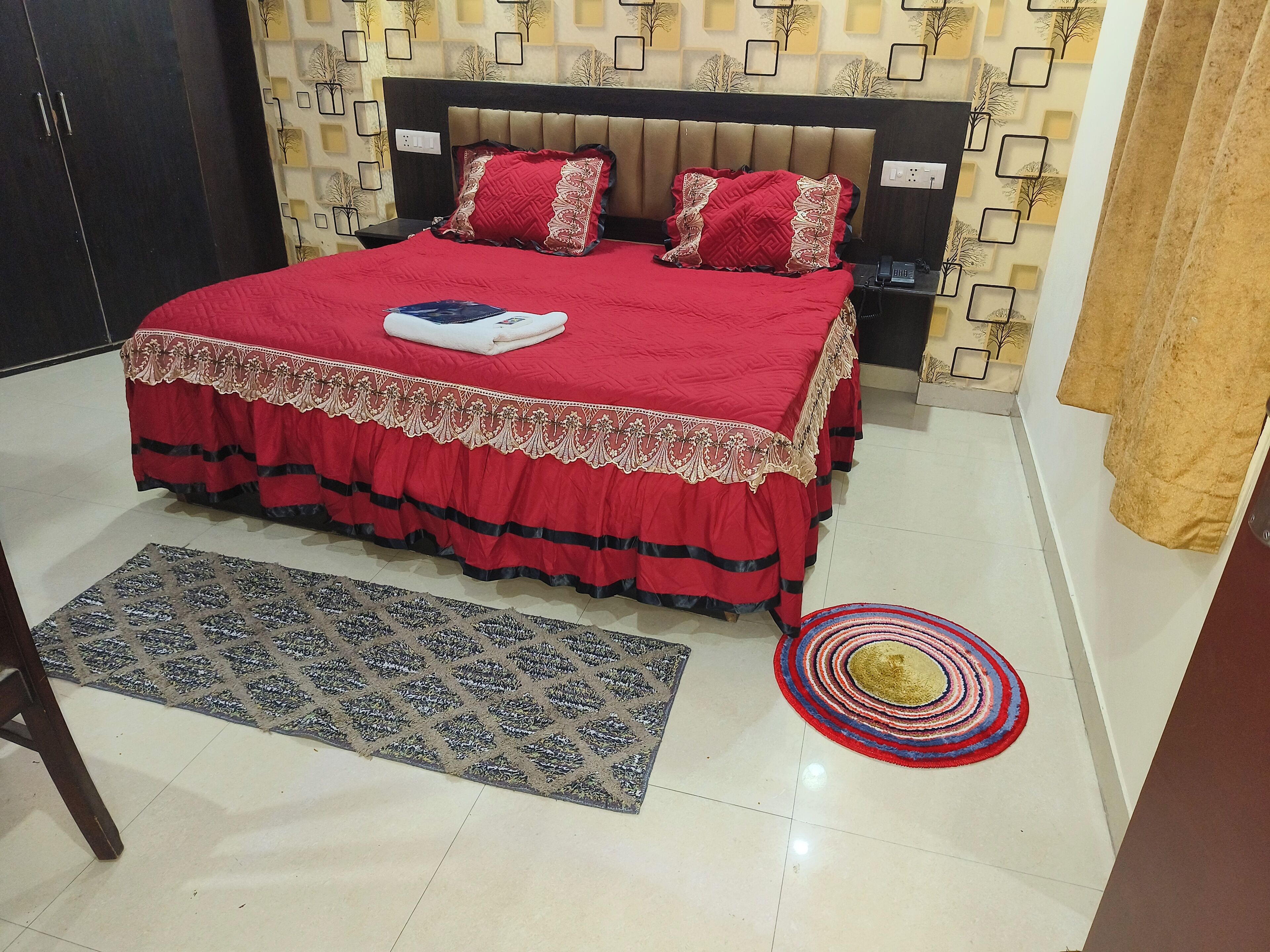 Una scrivania, postazione laptop, insonorizzazione, Wi-Fi gratuito