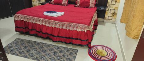 Desk, laptop workspace, soundproofing, free WiFi