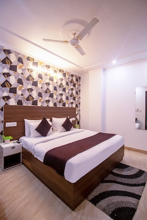 Classic Room | Meja, ruang kerja komputer riba, kalis bunyi, Wi-fi percuma 