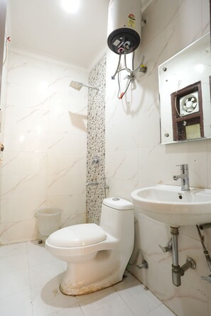 Dusche, kostenlose Toilettenartikel, Handtücher, Seife