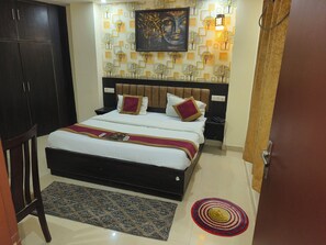 Desk, laptop workspace, soundproofing, free WiFi - HOTEL GLOBAL STAY Near Delhi Airport (New Delhi)
