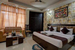 Desk, laptop workspace, soundproofing, free WiFi - HOTEL GLOBAL STAY Near Delhi Airport (New Delhi)
