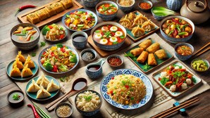 Variedad de platos asiáticos, como dumplings, fideos y arroz, servidos en vajilla tradicional de azul y blanco.