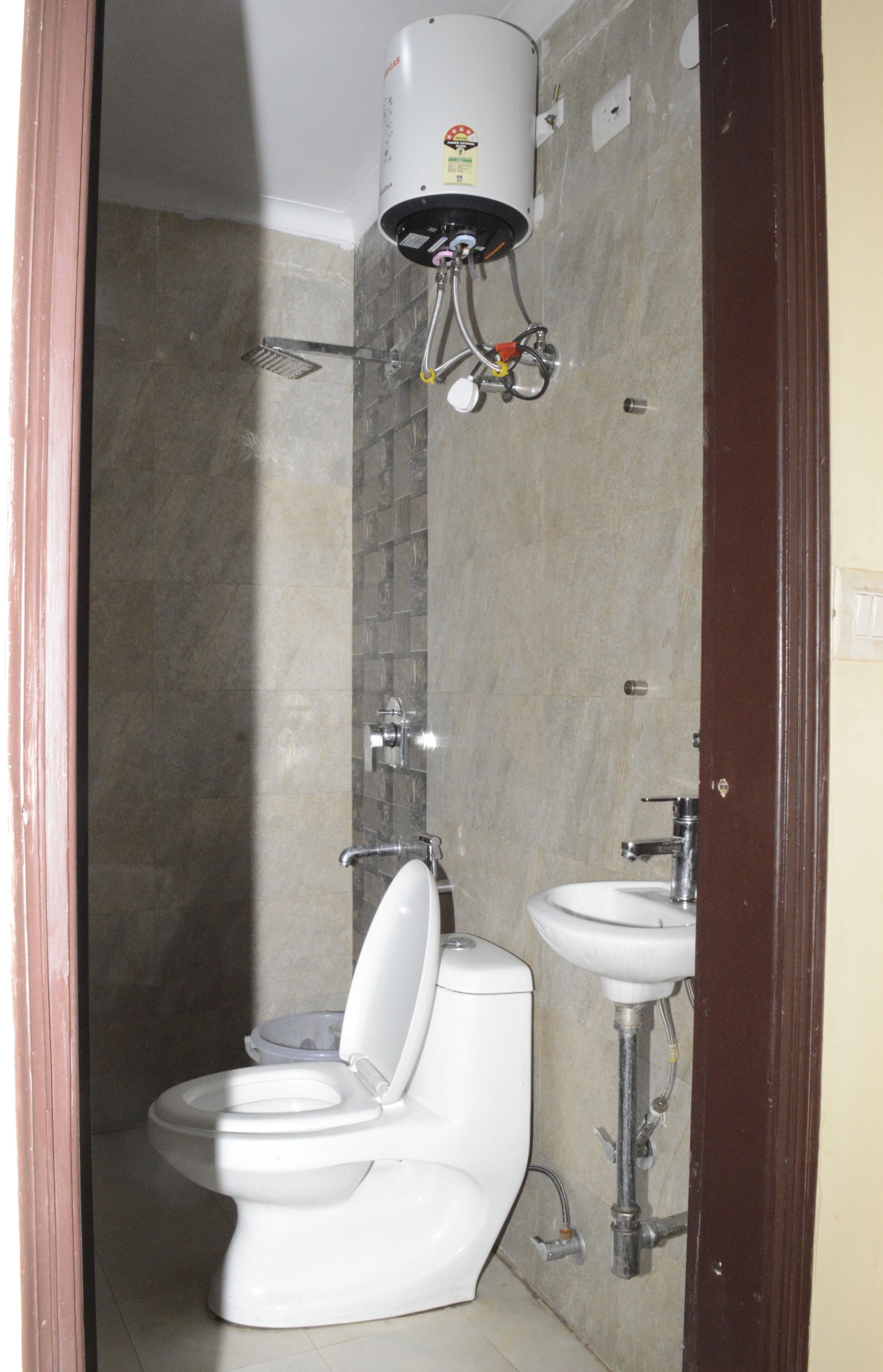 Ein Badezimmer mit Toilette, Waschbecken und Dusche.
