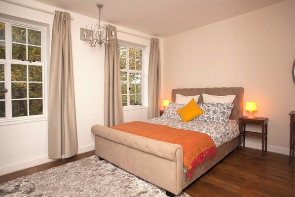 2 عدّة غرف نوم ومكواة/لوح كي وواي فاي وملاءات أسرّة