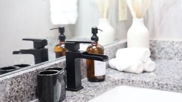 Doccia, asciugacapelli, asciugamani, sapone