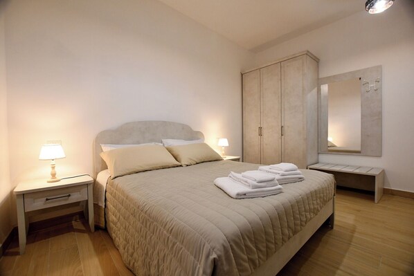 1 chambre, fer et planche à repasser, lit de bébé portatif