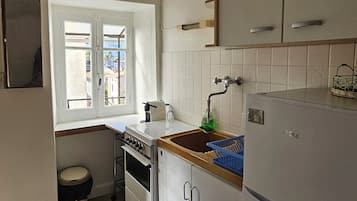 Een koelkast, een microgolfoven, een oven, een kookplaat