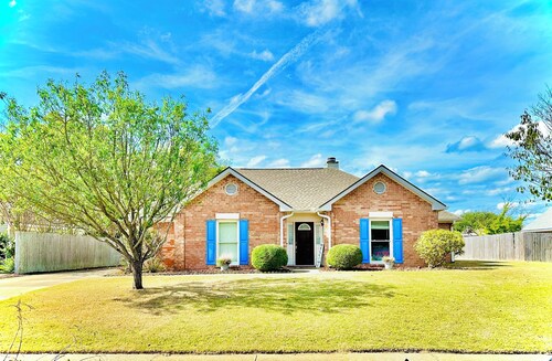 Elegant Master Suite w/ Walk-in Closet & Private Entry in Prime Location MGM!