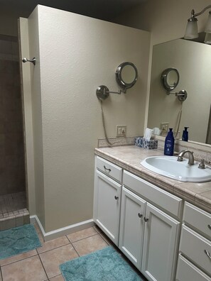 Shower, hair dryer, towels, soap - Kaweah View 3-bedroom house in Three Rivers WiFi and AC (Three Rivers)