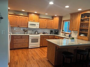 Four à micro-ondes, un four, surface de cuisson, lave-vaisselle