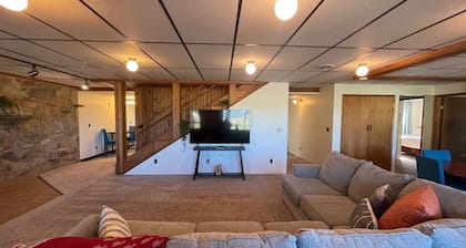 Spacious 4-bedroom house that sleeps 15- 14 Min to 49 North Mountain Resort