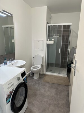 Bruser, hårtørrer, håndklæder, Toiletpapir