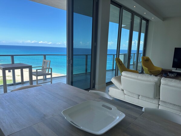 Interior - Spectacular Beach front with WiFi, fitness room and Spa service (Riviera Beach)