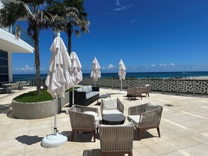 Terrace/patio - Spectacular Beach front with WiFi, fitness room and Spa service (Riviera Beach)