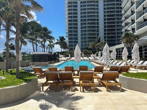 Outdoor pool, a heated pool - Spectacular Beach front with WiFi, fitness room and Spa service (Riviera Beach)