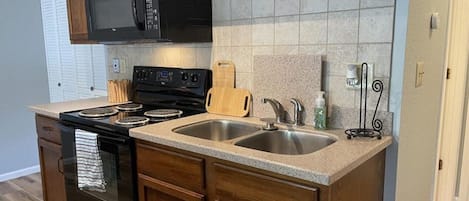 Een koelkast, een microgolfoven, een oven, een kookplaat