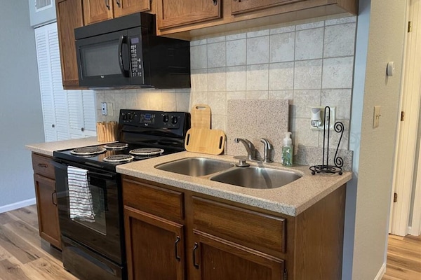 Een koelkast, een magnetron, een oven, een kookplaat