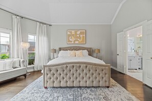 5 slaapkamers, een bureau, een strijkplank/strijkijzer, wifi