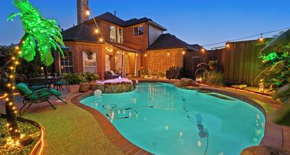 Luxe 5BD Home, Heated Pool, Game Room, King Beds, Family-Friendly