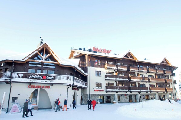 A ski resort building with multiple balconies and a sign for 'Holiday Club'. - Holiday Club RukaVillage Apartments (Kuusamo)