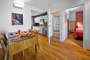 Apartamento, 2 habitaciones, sauna, vistas al complejo turístico | Cocina privada | Frigorífico grande, microondas, horno y placa de cocina