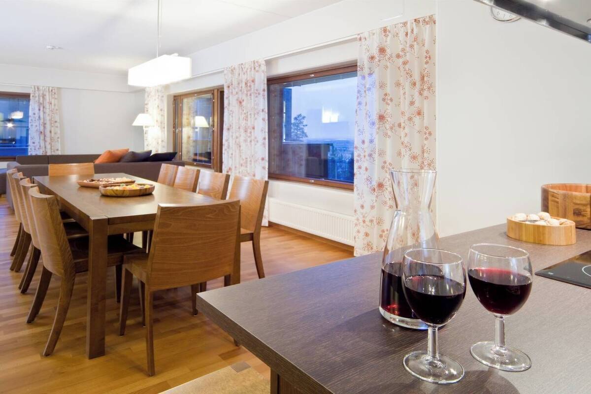 Appartement, 3 chambres, sauna, vue sur le complexe | Aire de séjour | Téléviseur connecté de 40 po avec télévision par câble